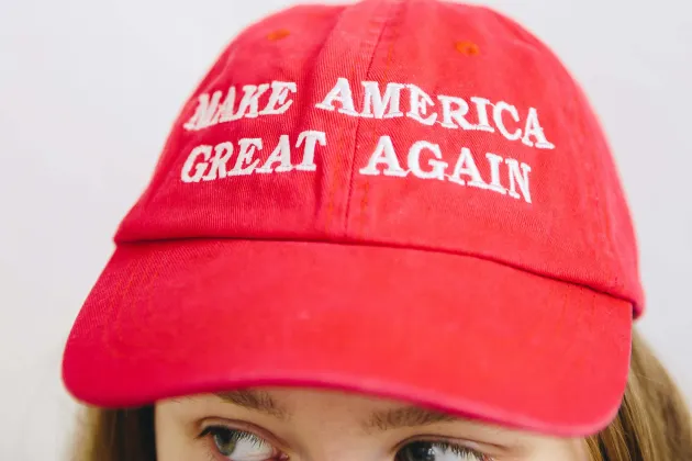 kvinna bär keps med maga-tryck