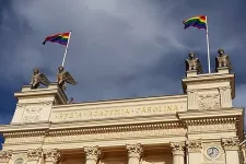 Regnbågsflaggor på universitetshuset