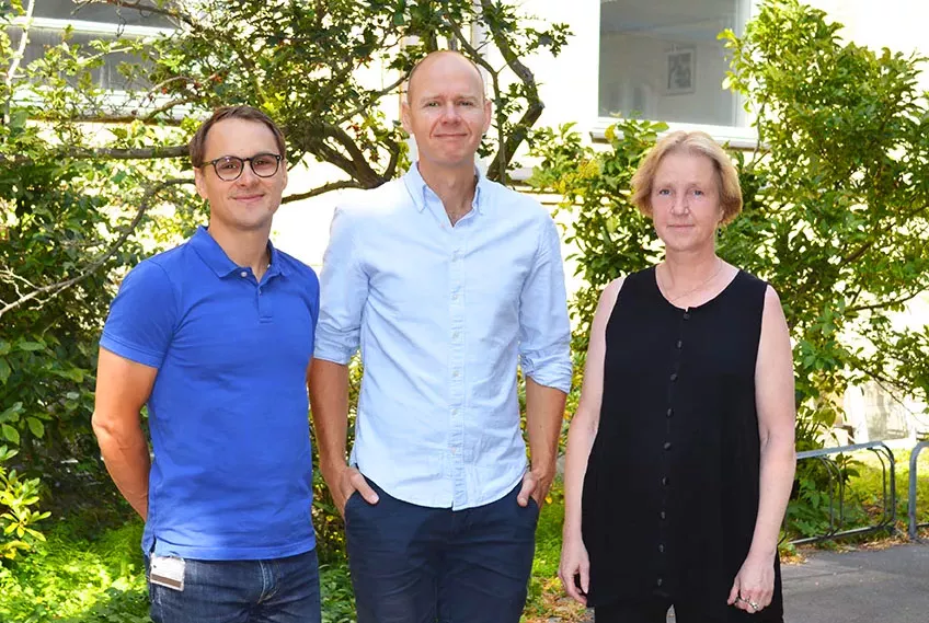 Administrationen på Psykologpersoner står bredvid varandra framför universitetet.